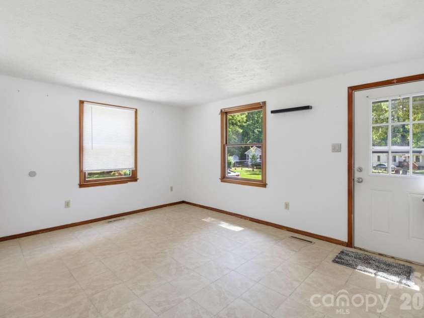 1719 Oneka Avenue, High Point, NC 27260.  MLS# CAR4418003, YatesRealty ID 47969. 