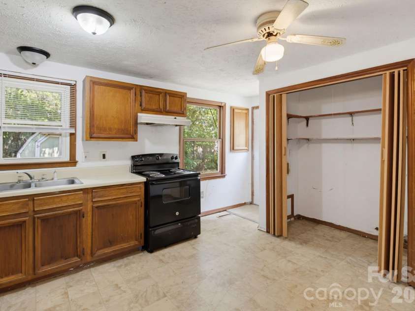 1719 Oneka Avenue, High Point, NC 27260.  MLS# CAR4418003, YatesRealty ID 47969. 