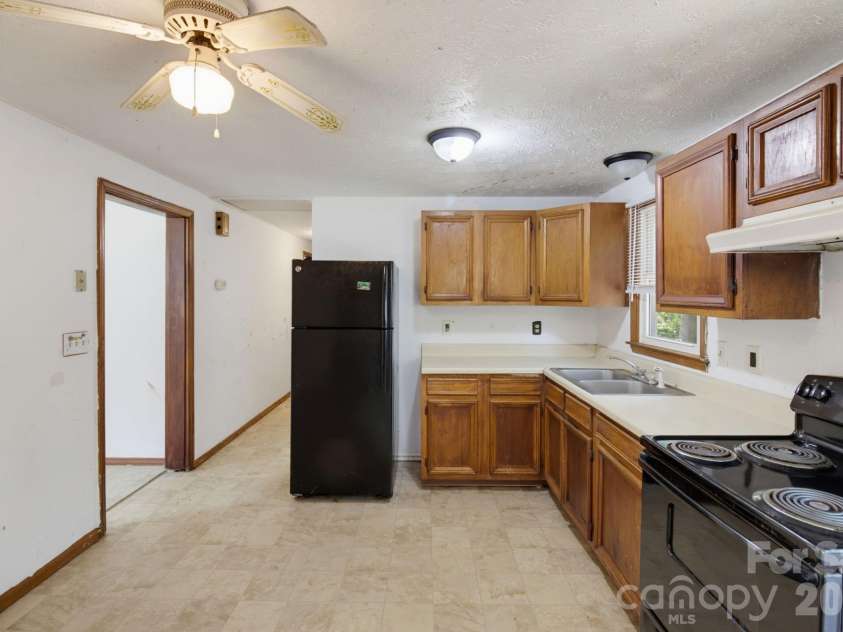 1719 Oneka Avenue, High Point, NC 27260.  MLS# CAR4418003, YatesRealty ID 47969. 