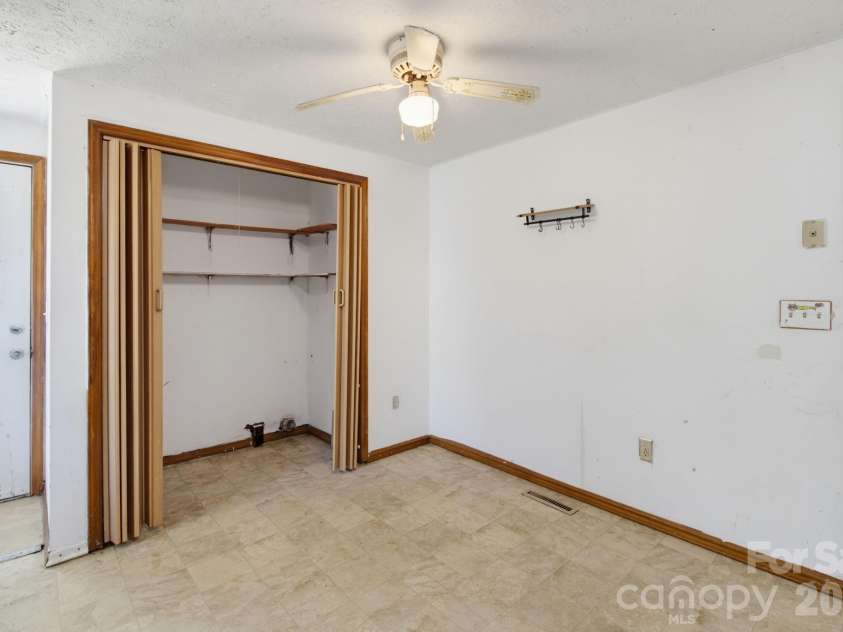 1719 Oneka Avenue, High Point, NC 27260.  MLS# CAR4418003, YatesRealty ID 47969. 