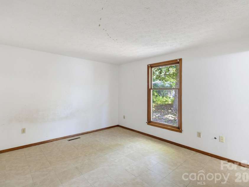1719 Oneka Avenue, High Point, NC 27260.  MLS# CAR4418003, YatesRealty ID 47969. 
