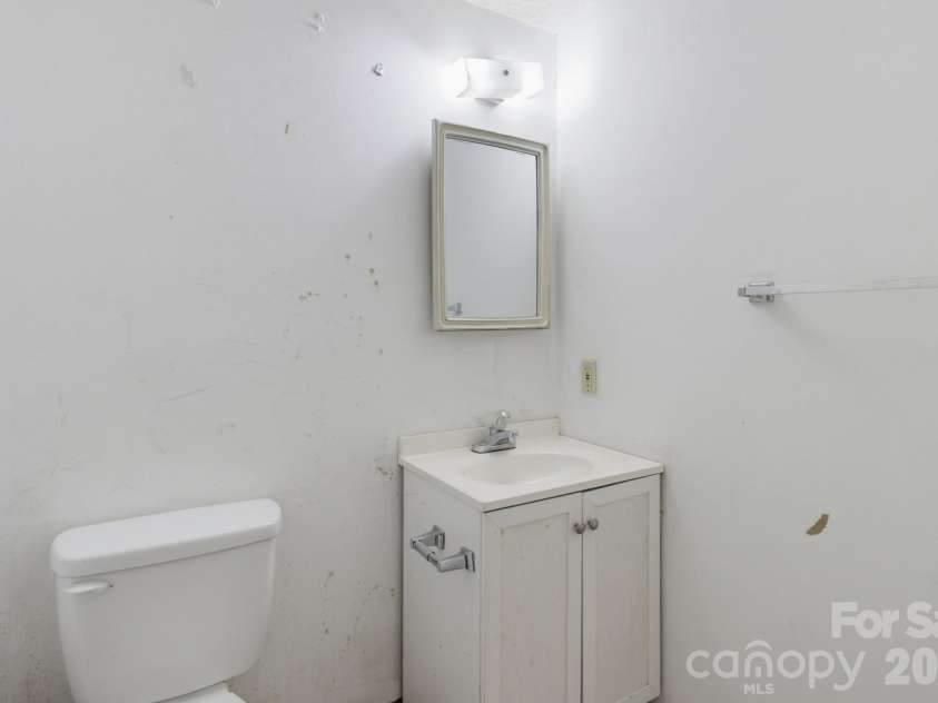 1719 Oneka Avenue, High Point, NC 27260.  MLS# CAR4418003, YatesRealty ID 47969. 