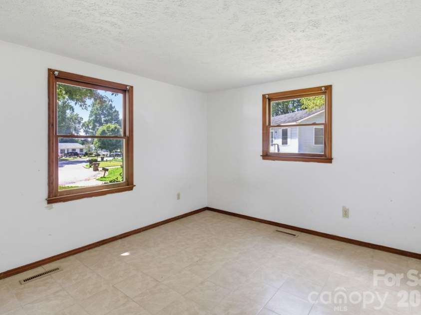 1719 Oneka Avenue, High Point, NC 27260.  MLS# CAR4418003, YatesRealty ID 47969. 