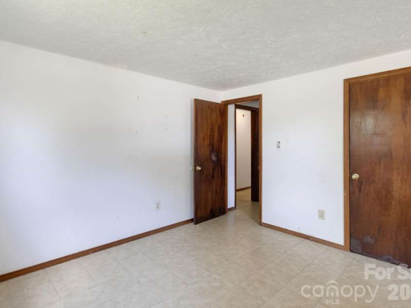1719 Oneka Avenue, High Point, NC 27260.  MLS# CAR4418003, YatesRealty ID 47969. 