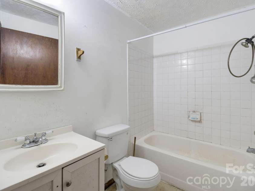 1719 Oneka Avenue, High Point, NC 27260.  MLS# CAR4418003, YatesRealty ID 47969. 