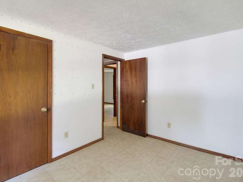 1719 Oneka Avenue, High Point, NC 27260.  MLS# CAR4418003, YatesRealty ID 47969. 