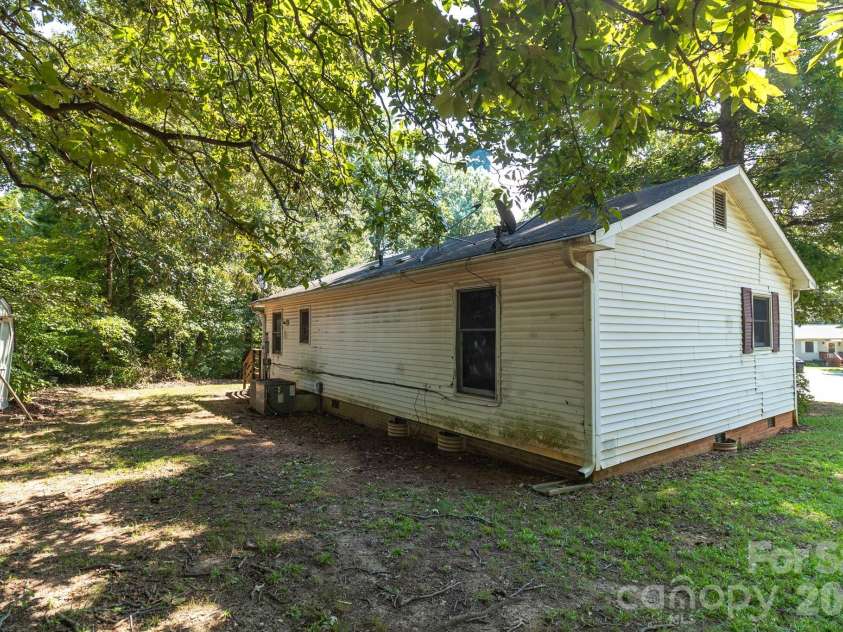 1719 Oneka Avenue, High Point, NC 27260.  MLS# CAR4418003, YatesRealty ID 47969. 
