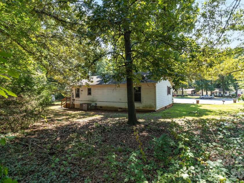 1719 Oneka Avenue, High Point, NC 27260.  MLS# CAR4418003, YatesRealty ID 47969. 