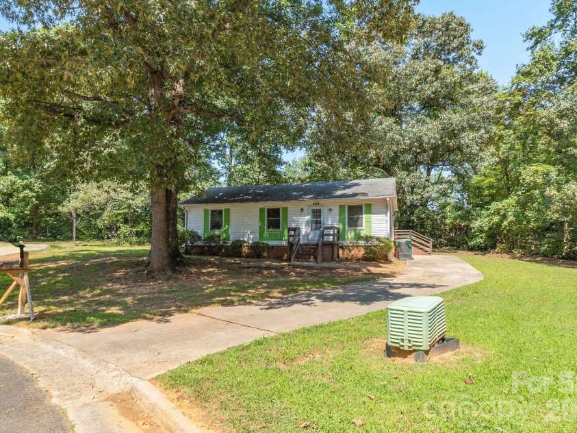 1719 Oneka Avenue, High Point, NC 27260.  MLS# CAR4418003, YatesRealty ID 47969. 