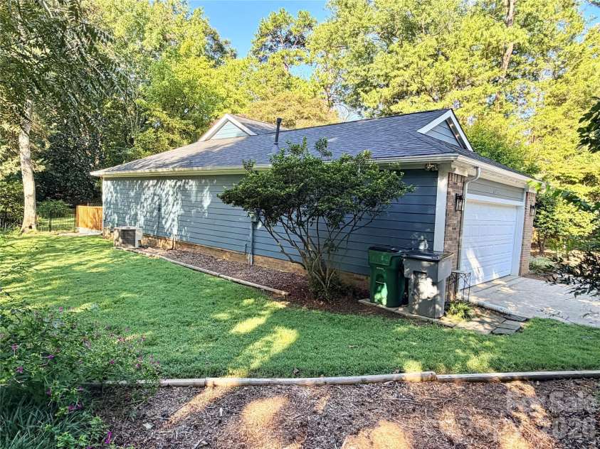 6836 Pin Oak Court, Charlotte, NC 28226.  MLS# CAR4415035, YatesRealty ID 47972. 