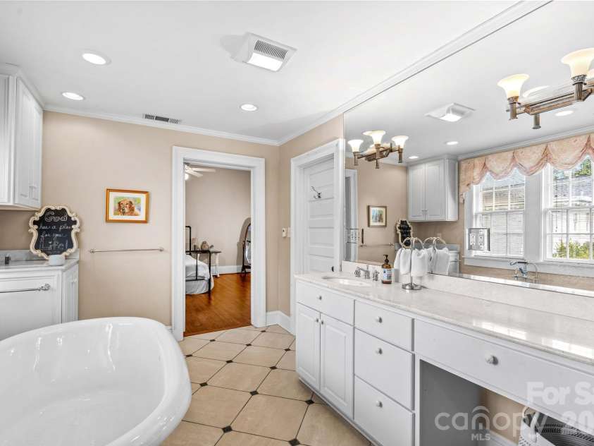 321 Bank Street, Salisbury, NC 28144.  MLS# CAR4419880, YatesRealty ID 47975. 