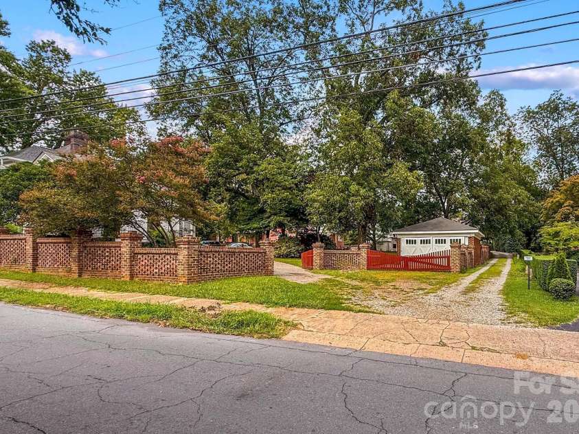 321 Bank Street, Salisbury, NC 28144.  MLS# CAR4419880, YatesRealty ID 47975. 