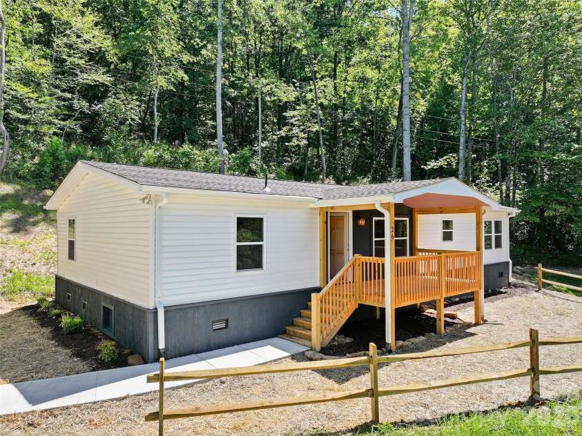 26 Lancelot Loop, Canton, NC 28716.  MLS# CAR4419409, YatesRealty ID 47979. 