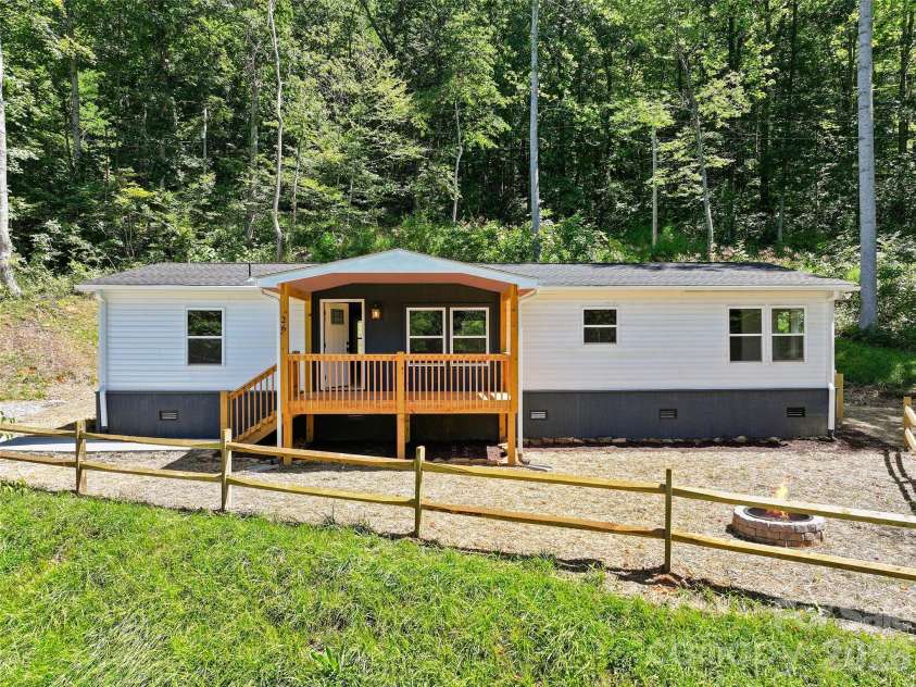 26 Lancelot Loop, Canton, NC 28716.  MLS# CAR4419409, YatesRealty ID 47979. 