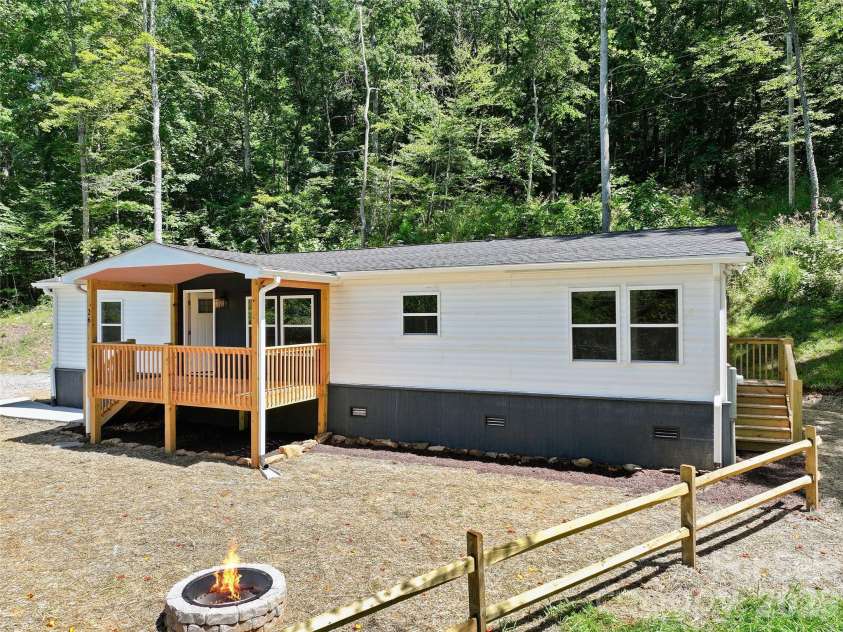 26 Lancelot Loop, Canton, NC 28716.  MLS# CAR4419409, YatesRealty ID 47979. 