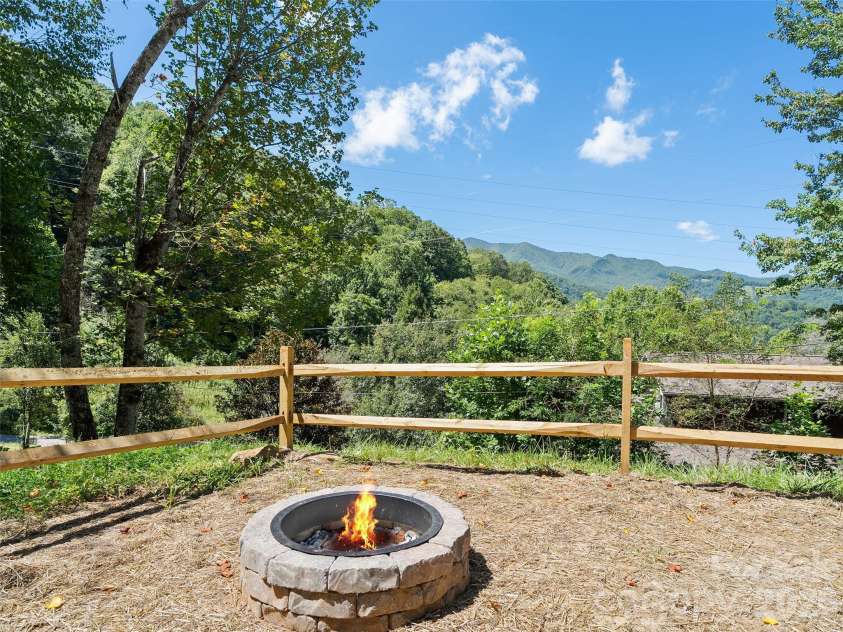 26 Lancelot Loop, Canton, NC 28716.  MLS# CAR4419409, YatesRealty ID 47979. 