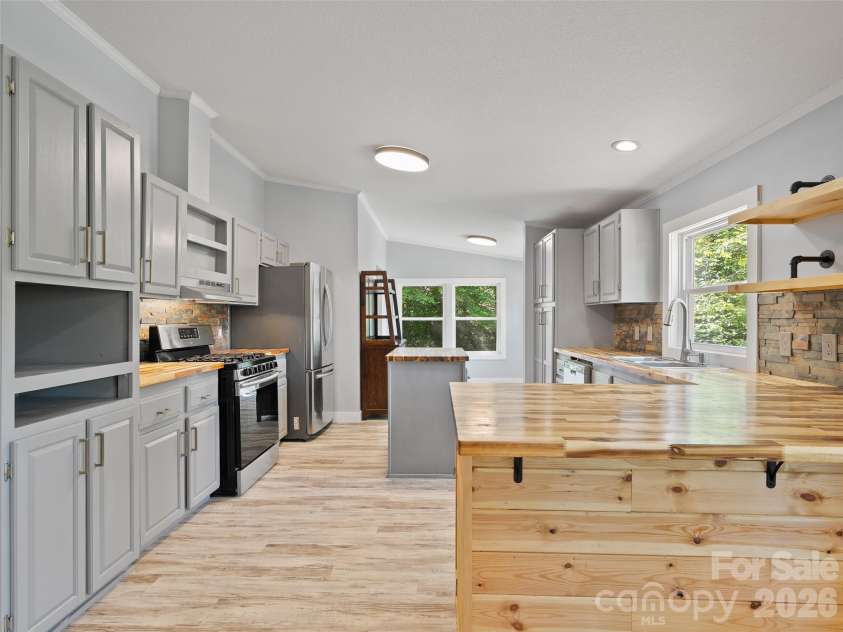 26 Lancelot Loop, Canton, NC 28716.  MLS# CAR4419409, YatesRealty ID 47979. 