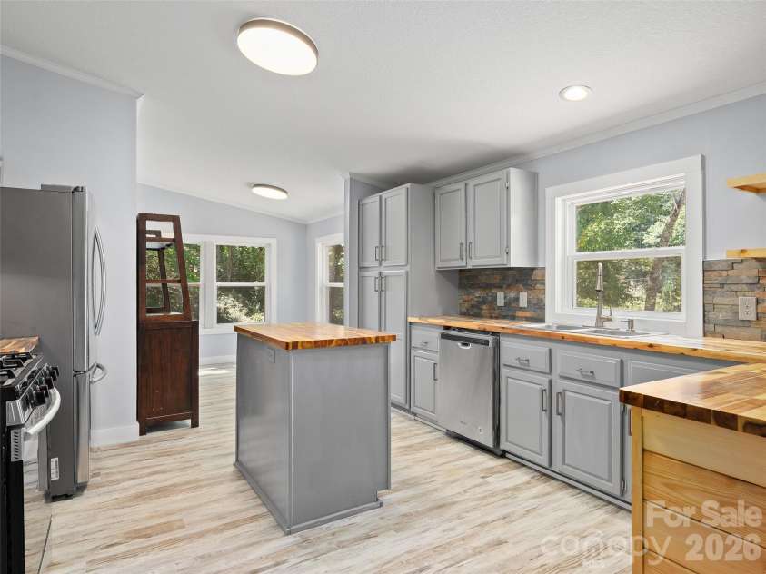 26 Lancelot Loop, Canton, NC 28716.  MLS# CAR4419409, YatesRealty ID 47979. 