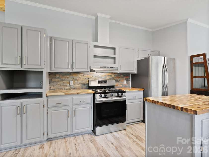 26 Lancelot Loop, Canton, NC 28716.  MLS# CAR4419409, YatesRealty ID 47979. 