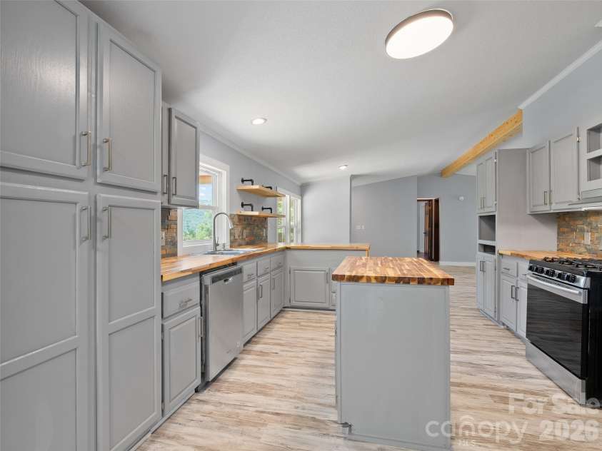 26 Lancelot Loop, Canton, NC 28716.  MLS# CAR4419409, YatesRealty ID 47979. 