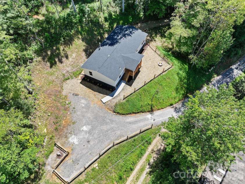 26 Lancelot Loop, Canton, NC 28716.  MLS# CAR4419409, YatesRealty ID 47979. 