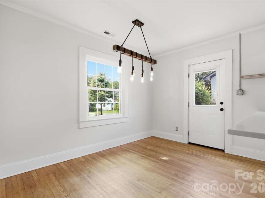 3407 Benard Avenue, Charlotte, NC 28206.  MLS# CAR4414465, YatesRealty ID 47981. Bright dining space conveniently located near the kitchen.