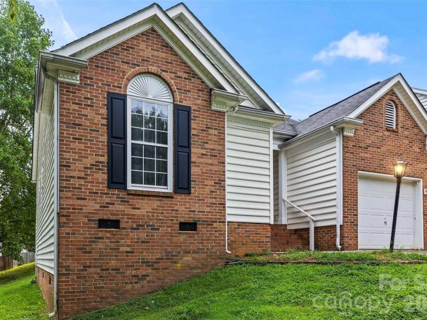 9005 Little Hampton Place, Charlotte, NC 28215.  MLS# CAR4417375, YatesRealty ID 47983. 