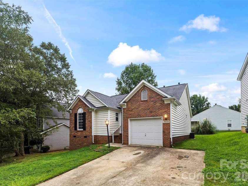 9005 Little Hampton Place, Charlotte, NC 28215.  MLS# CAR4417375, YatesRealty ID 47983. 