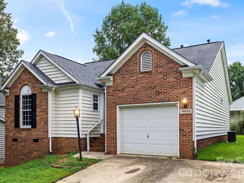 9005 Little Hampton Place, Charlotte, NC 28215.  MLS# CAR4417375, YatesRealty ID 47983. 