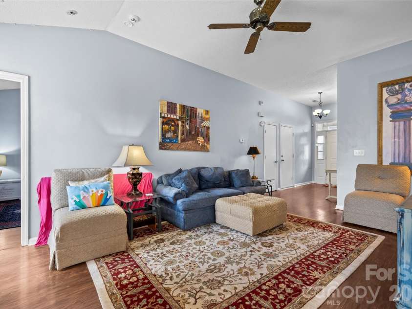 9005 Little Hampton Place, Charlotte, NC 28215.  MLS# CAR4417375, YatesRealty ID 47983. 