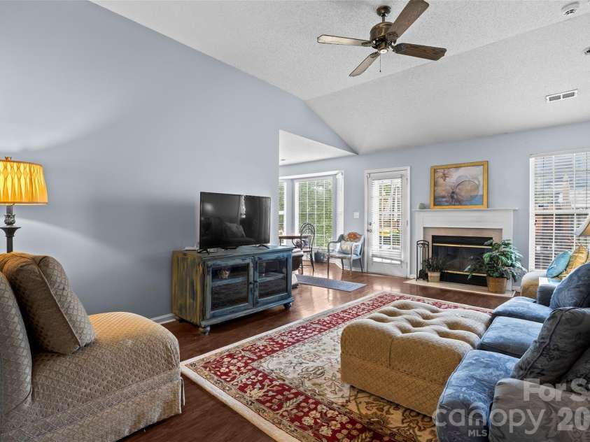 9005 Little Hampton Place, Charlotte, NC 28215.  MLS# CAR4417375, YatesRealty ID 47983. 