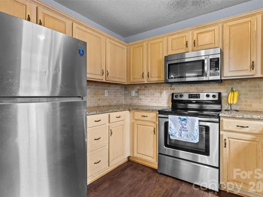 9005 Little Hampton Place, Charlotte, NC 28215.  MLS# CAR4417375, YatesRealty ID 47983. 