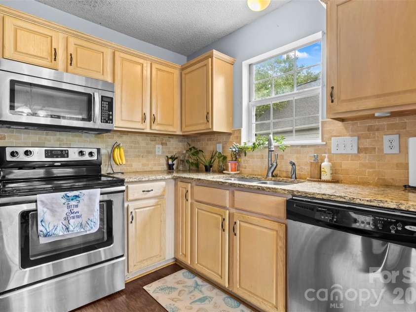 9005 Little Hampton Place, Charlotte, NC 28215.  MLS# CAR4417375, YatesRealty ID 47983. 
