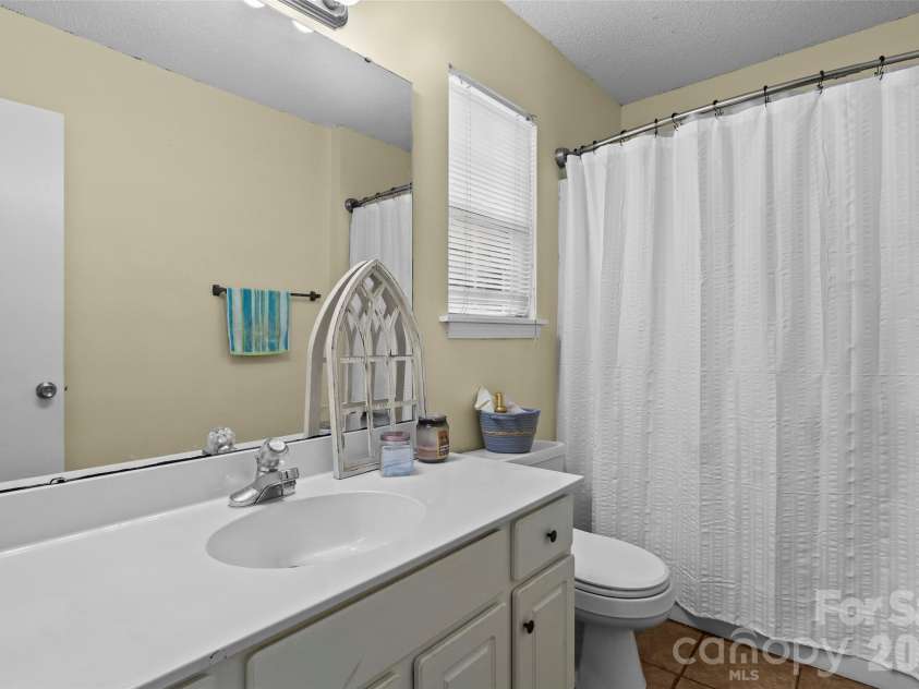 9005 Little Hampton Place, Charlotte, NC 28215.  MLS# CAR4417375, YatesRealty ID 47983. 