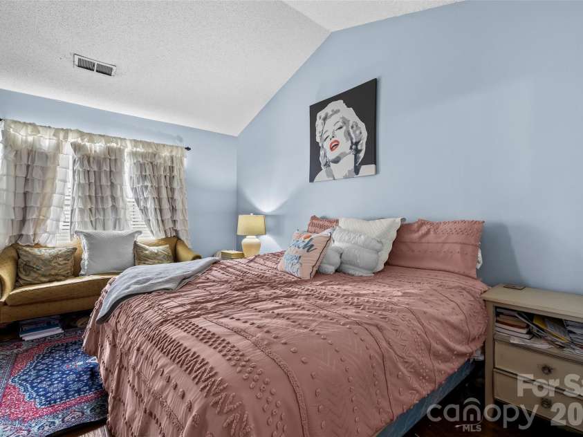9005 Little Hampton Place, Charlotte, NC 28215.  MLS# CAR4417375, YatesRealty ID 47983. 