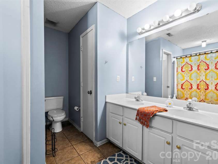 9005 Little Hampton Place, Charlotte, NC 28215.  MLS# CAR4417375, YatesRealty ID 47983. 