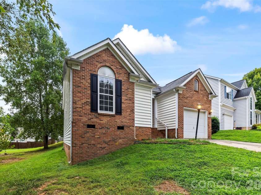 9005 Little Hampton Place, Charlotte, NC 28215.  MLS# CAR4417375, YatesRealty ID 47983. 