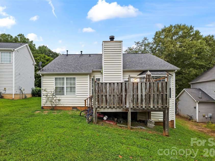 9005 Little Hampton Place, Charlotte, NC 28215.  MLS# CAR4417375, YatesRealty ID 47983. 