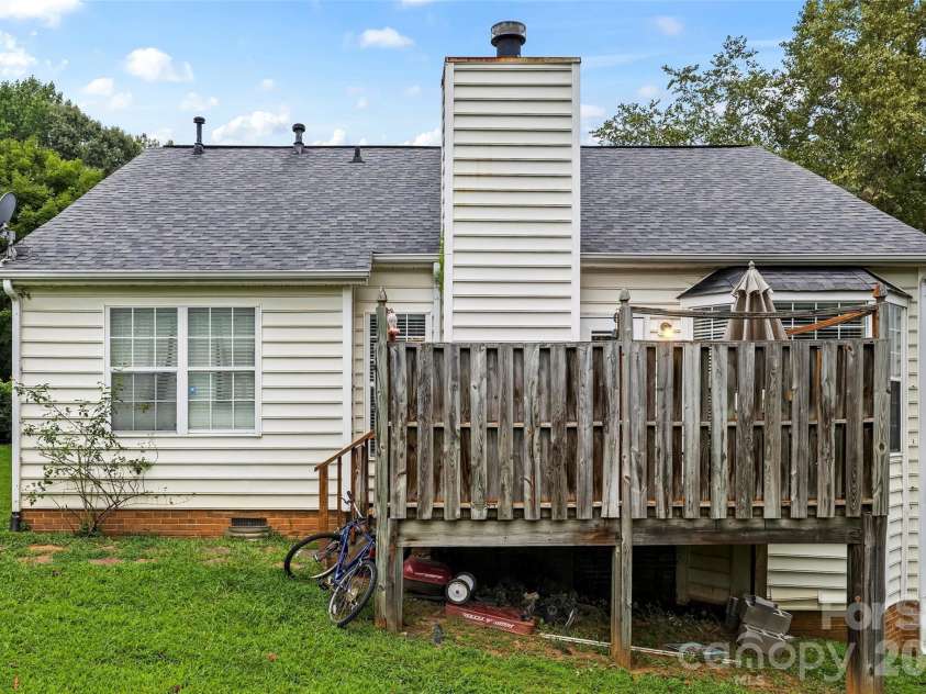 9005 Little Hampton Place, Charlotte, NC 28215.  MLS# CAR4417375, YatesRealty ID 47983. 
