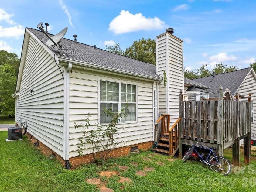 9005 Little Hampton Place, Charlotte, NC 28215.  MLS# CAR4417375, YatesRealty ID 47983. 