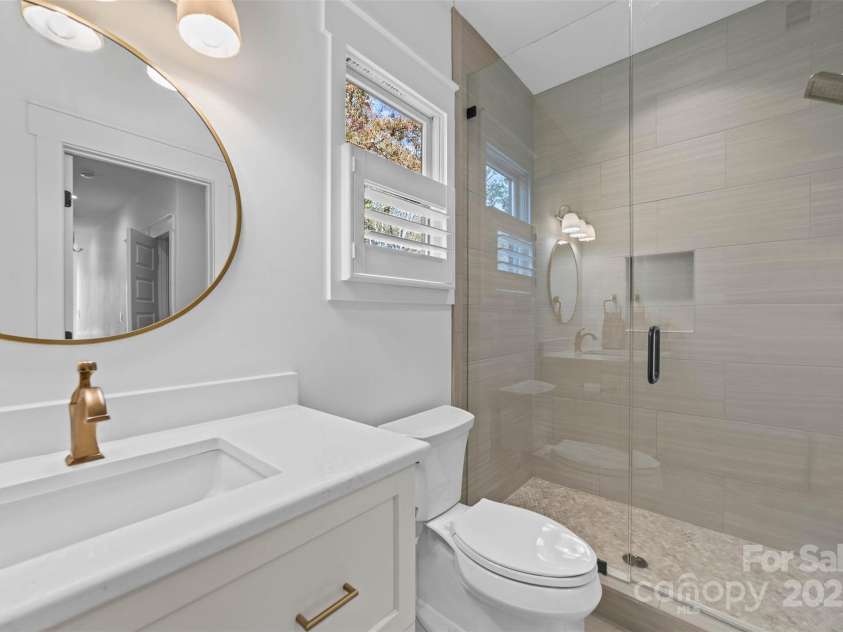 4554 Ina Lane, Sherrills Ford, NC 28673.  MLS# CAR4316368, YatesRealty ID 47991. Upper hall bath