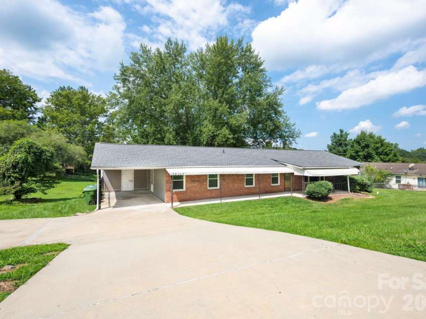483 Caribou Road, Asheville, NC 28803.  MLS# CAR4417603, YatesRealty ID 47992. 