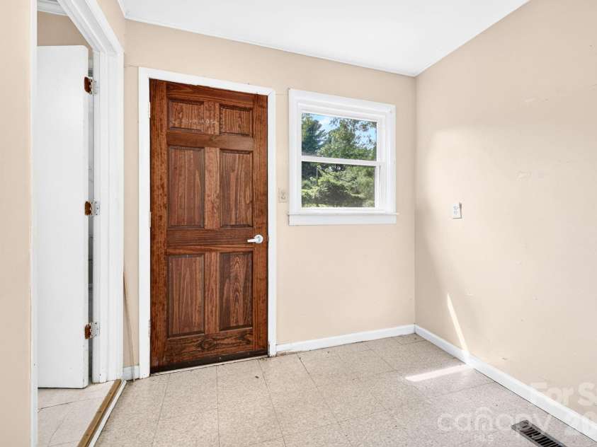 483 Caribou Road, Asheville, NC 28803.  MLS# CAR4417603, YatesRealty ID 47992. Mudroom - access to back yard