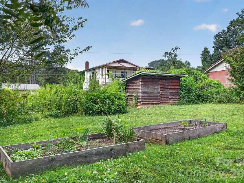 2409 Lucas Street, Hendersonville, NC 28791.  MLS# CAR4419665, YatesRealty ID 47994. 