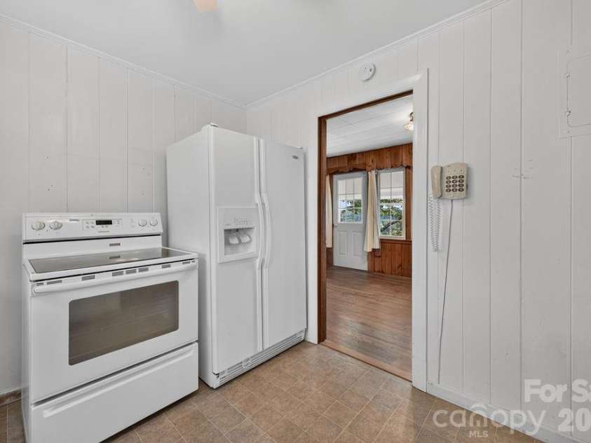 2409 Lucas Street, Hendersonville, NC 28791.  MLS# CAR4419665, YatesRealty ID 47994. 