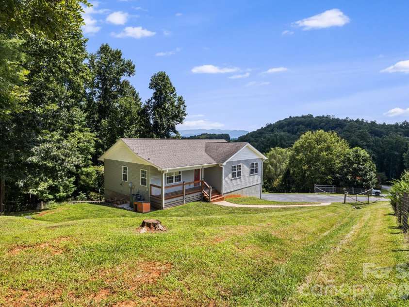 184 Scarlett Ridge Drive, Marshall, NC 28753.  MLS# CAR4416325, YatesRealty ID 47997. Large fenced in yard