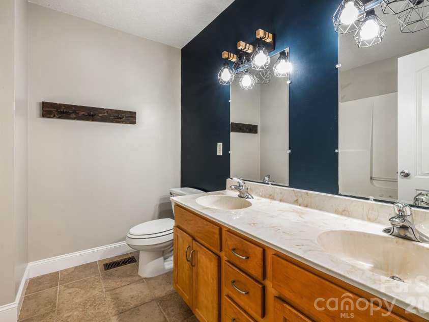 184 Scarlett Ridge Drive, Marshall, NC 28753.  MLS# CAR4416325, YatesRealty ID 47997. Primary bath