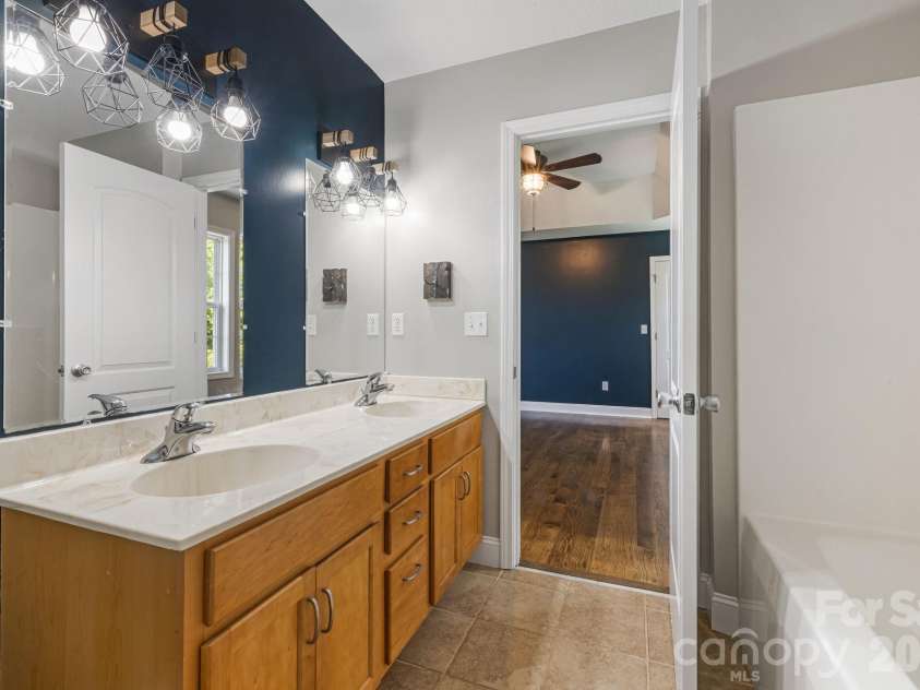 184 Scarlett Ridge Drive, Marshall, NC 28753.  MLS# CAR4416325, YatesRealty ID 47997. Primary bath