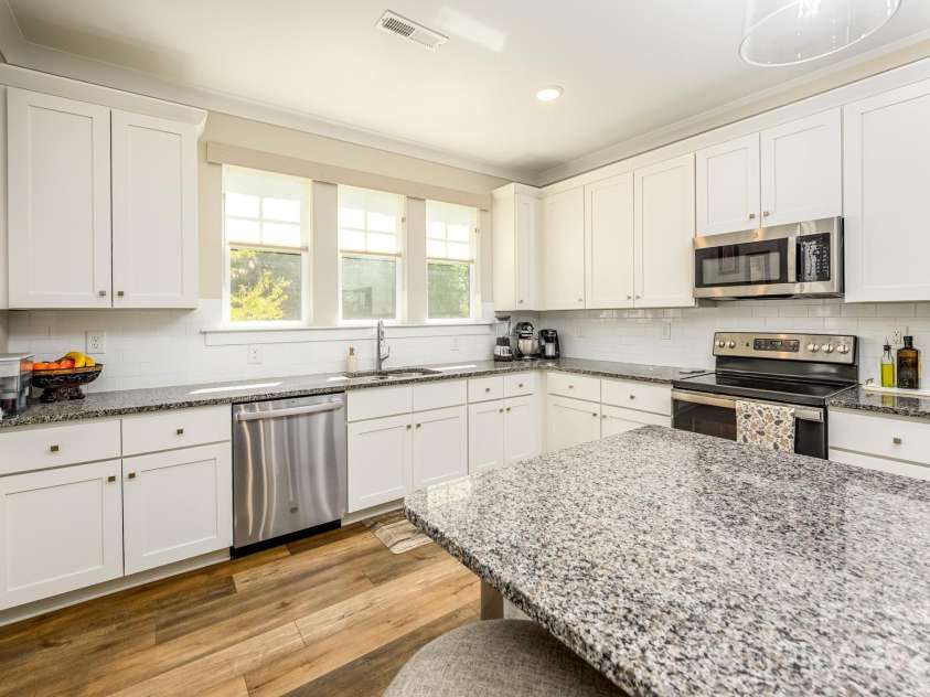 114 Glencoe Lane, Mooresville, NC 28117.  MLS# CAR4301819, YatesRealty ID 48. Kitchen w/Stainless Appliances