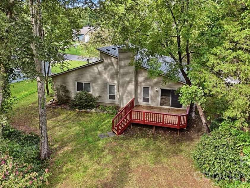 326 Vista Grande Circle, Charlotte, NC 28226.  MLS# CAR4418981, YatesRealty ID 48012. Home is nicely surrounded by trees